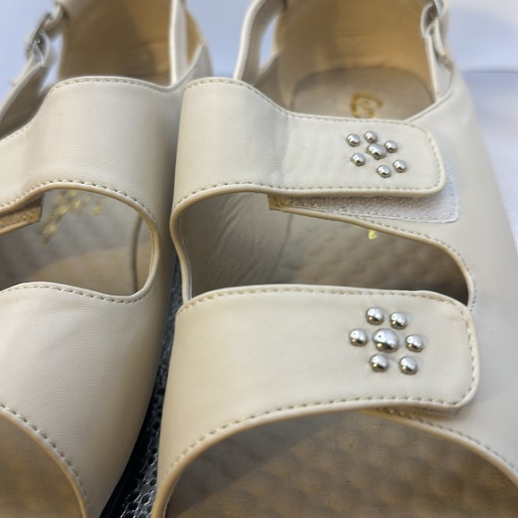 Brand new comfort, well sandals . Beautiful light tan. New without tags. 11 wide - Picture 3 of 12